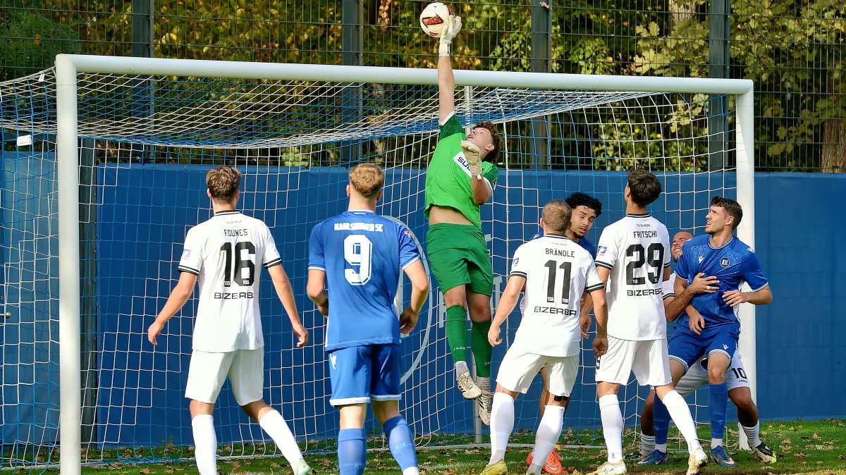 Karlsruher SC II - TSG Balingen, Fußball Oberliga Baden-Württemberg: TW Louis POTYE (1 BAL) kann den Eckball gerade noch über die Latte lenken.jpg
Karlsruher SC II - TSG Balingen. Karlsruhe, Baden-Württemberg, Deutschland, 04.10.2026. Fußball, Oberliga Baden-Württemberg, Saison 2026/2027, im Badenia-Stadion in Karlsruhe. For editorial use only. Foto: Eibner-Pressefoto/Eky Eibner.