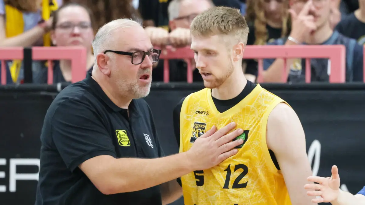 GER, Tigers Tuebingen vs. Nuernberg Falcons, Basketball, ProA, 3. Spieltag, Spielzeit 2026/2027, 04.10.2026: Felix Banobre Carballo (Tigers Tuebingen, Chef-Trainer) und Kristian Henning Sjolund (Tigers Tuebingen, #12),
GER, Tigers Tuebingen vs. Nuernberg Falcons, Basketball, ProA, 3. Spieltag, Spielzeit 2026/2027, 04.10.2026
Foto: Eibner-Pressefoto/Kirsten Jaeger