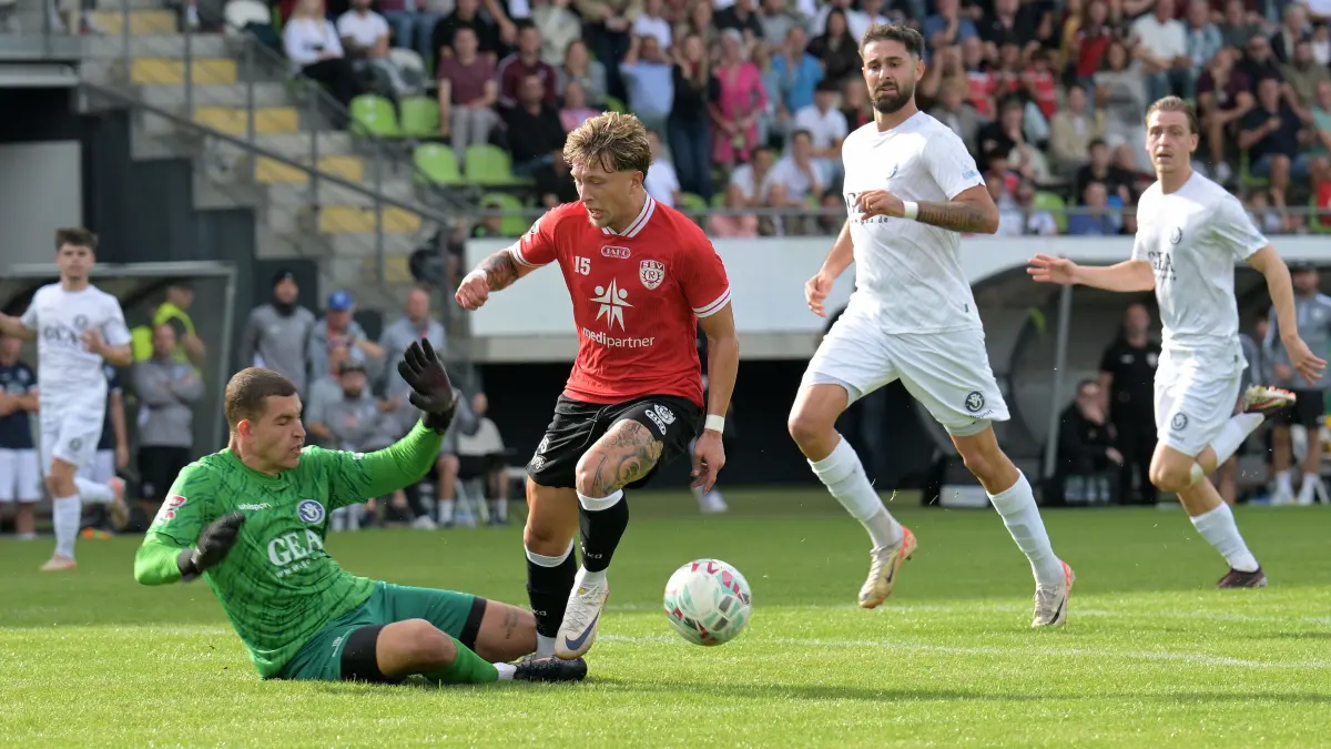 Fussball OL | SSV Reutlingen vs. Young Boys Reutlingen: Fussball OL | SSV Reutlingen (rot) vs. Young Boys Reutlingen (weiss) // 2026-10-03 // Foto: JoBaur // #15 Noah-Elias Maurer (SSV Reutlingen) faellt im Strafraum (kein FE) / TW #25 Nikolay Goranov (Young Boys Reutlingen)