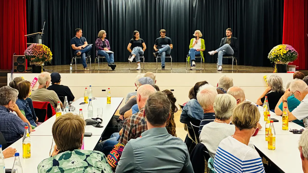 „Die Menschen, die hier oben sitzen, haben mehr Angst vor Rechtsextremismus als vor Zuzug“. Auf dem Podium in der Festhalle (von links): Thorsten Meyer, Inga Marie Lüdtke, Katrin Botsch, Max Botsch, Annemarie Braun und Marvin Oßwald