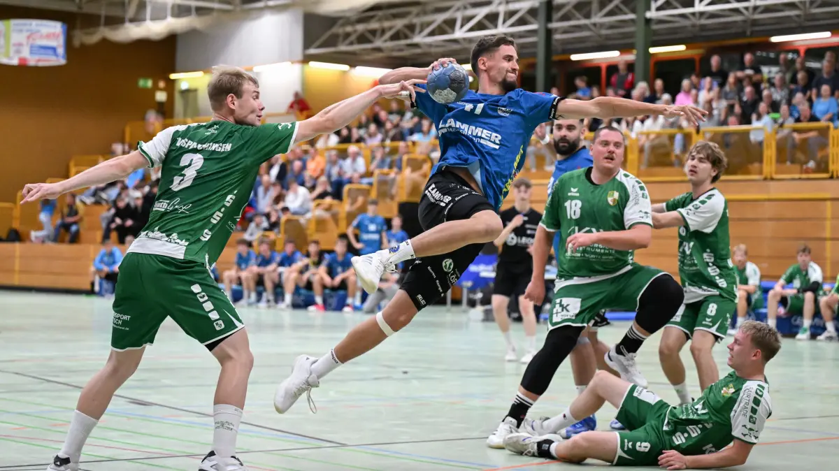 Verbandsliga, SpVgg Mössingen - TV Spaichingen: Verbandsliga, SpVgg Mössingen - TV Spaichingen, 03.10.2026 - Max Schmidtmann (Mössingen, am Ball setzt sich durch. Links Tim Hauser (Spaichingen)