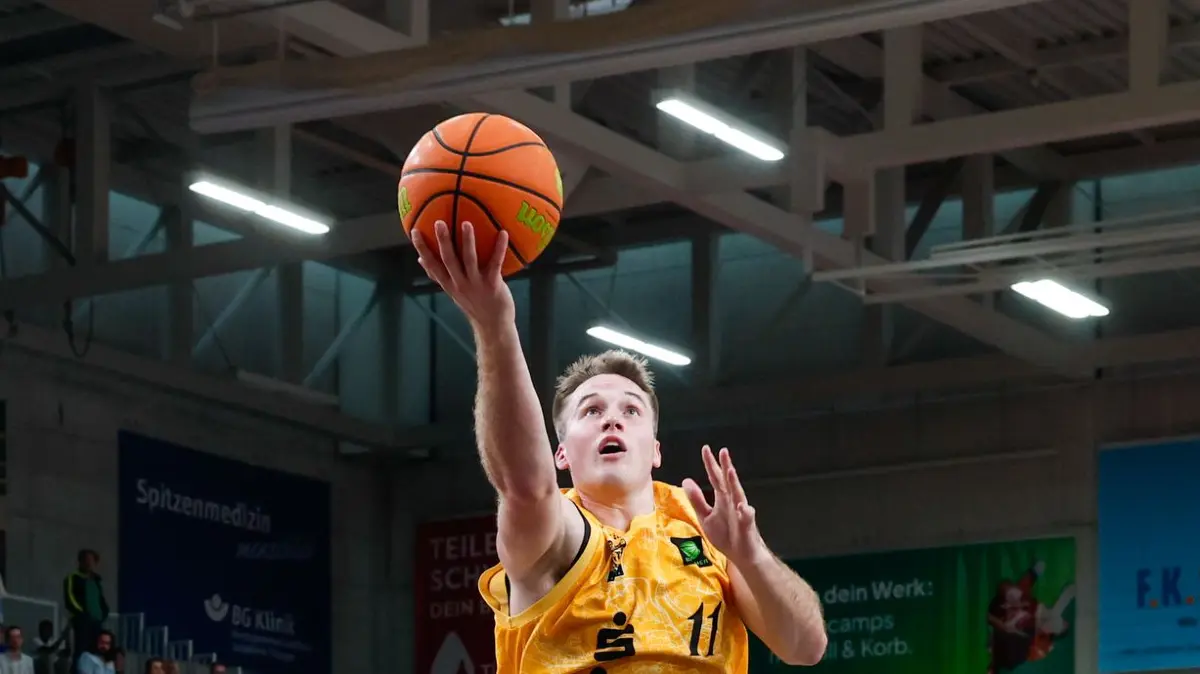 GER, Tigers Tuebingen vs. Nuernberg Falcons, Basketball, ProA, 3. Spieltag, Spielzeit 2026/2027, 04.10.2026: Daniel Helterhoff (Nuernberg Falcons, #13), Isaac Lee Haney (Tigers Tuebingen, #11) und Nicholas Welp (Nuernberg Falcons, #20)
GER, Tigers Tuebingen vs. Nuernberg Falcons, Basketball, ProA, 3. Spieltag, Spielzeit 2026/2027, 04.10.2026
Foto: Eibner-Pressefoto/Kirsten Jaeger