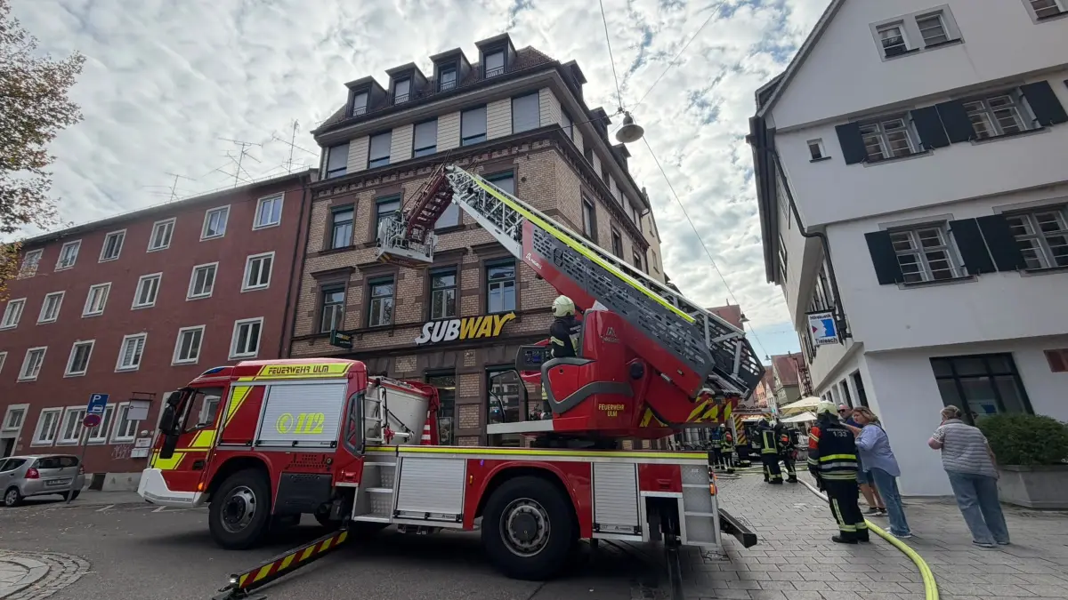 Die Feuerwehr prüft, ob sich auch wirklich keine Menschen mehr im Gebäude befinden.