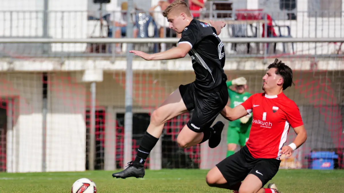 TSV Harthausen/Scher vs SGM Trillfingen/Stetten/Haigerloch, Fußball Bezirkspokal: Ege Guenes (TSV Harthausen/Scher, #21), rechts, bringt Marius Krespach (SGM Trillfingen/Stetten/Haigerloch, #22)zu Fall
TSV Harthausen/Scher vs SGM Trillfingen/Stetten/Haigerloch. Winterlingen-Harthausen, Baden-Württemberg, Deutschland, 04.10.2026. Fußball, Bezirkspokal Schwarzwald/Zollern, Herren, Saison 2026/2027.