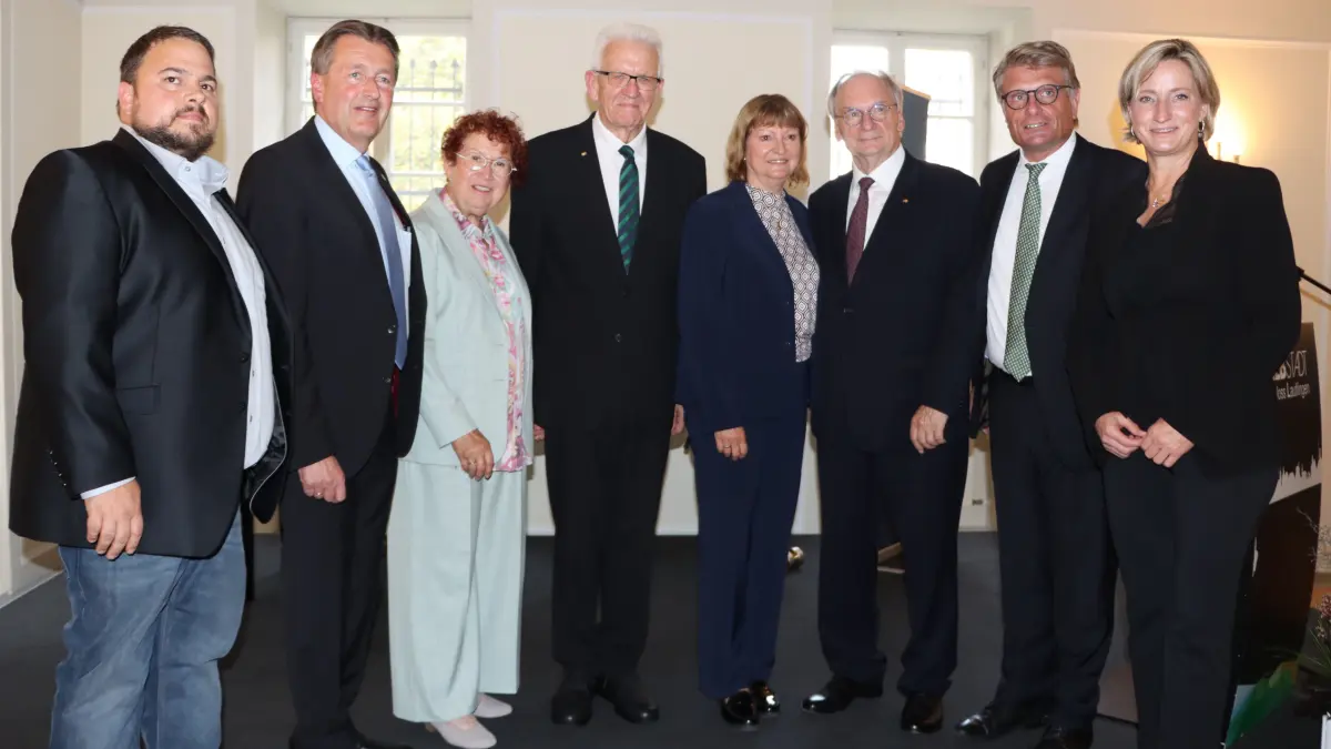 Zu Gast im Stauffenberg-Schloss in Lautlingen (von links): Steffen Conzelmann, Roland Tralmer, Gerlinde und Winfried Kretschmann, Gabriele und Reiner Haseloff, Thomas Bareiß sowie Nicole Hoffmeister-Kraut
