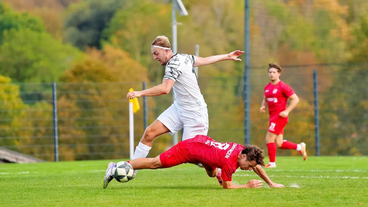Voller Einsatz: Nico Gulde (am Boden, SG Empfingen) im Duell mit Yannik Schädle (SV Seedorf).