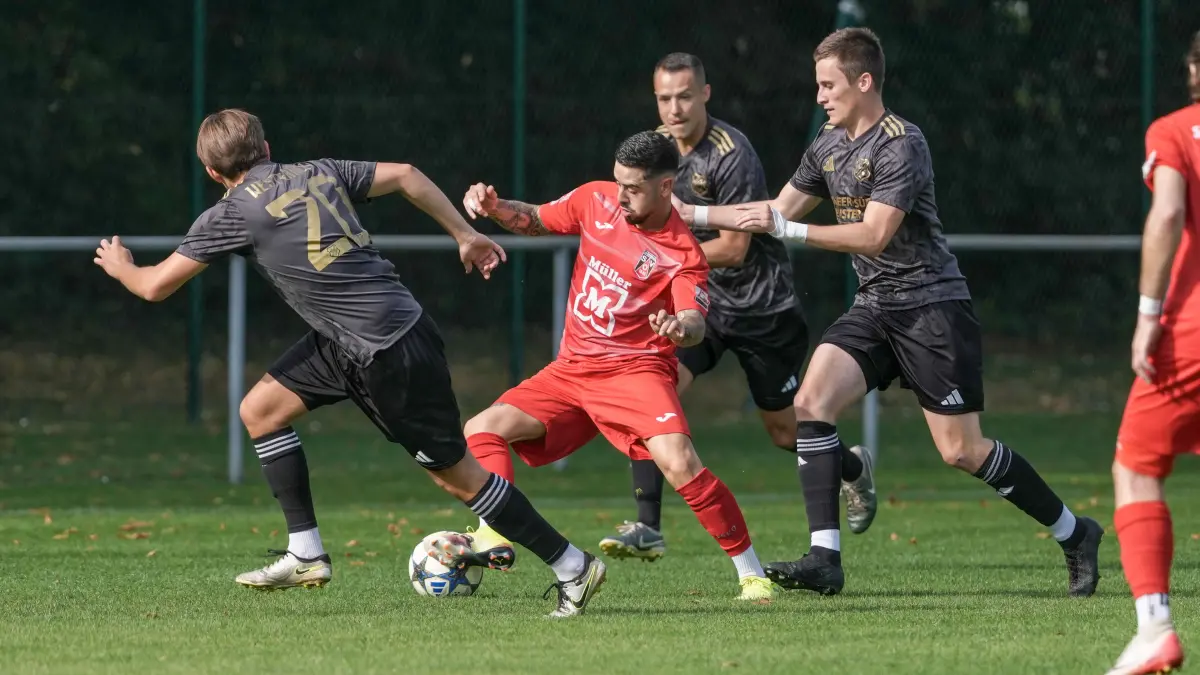 Fußball-Bezirksliga Donau/Iller, SV Offenhausen (rot) gegen SV Westerheim