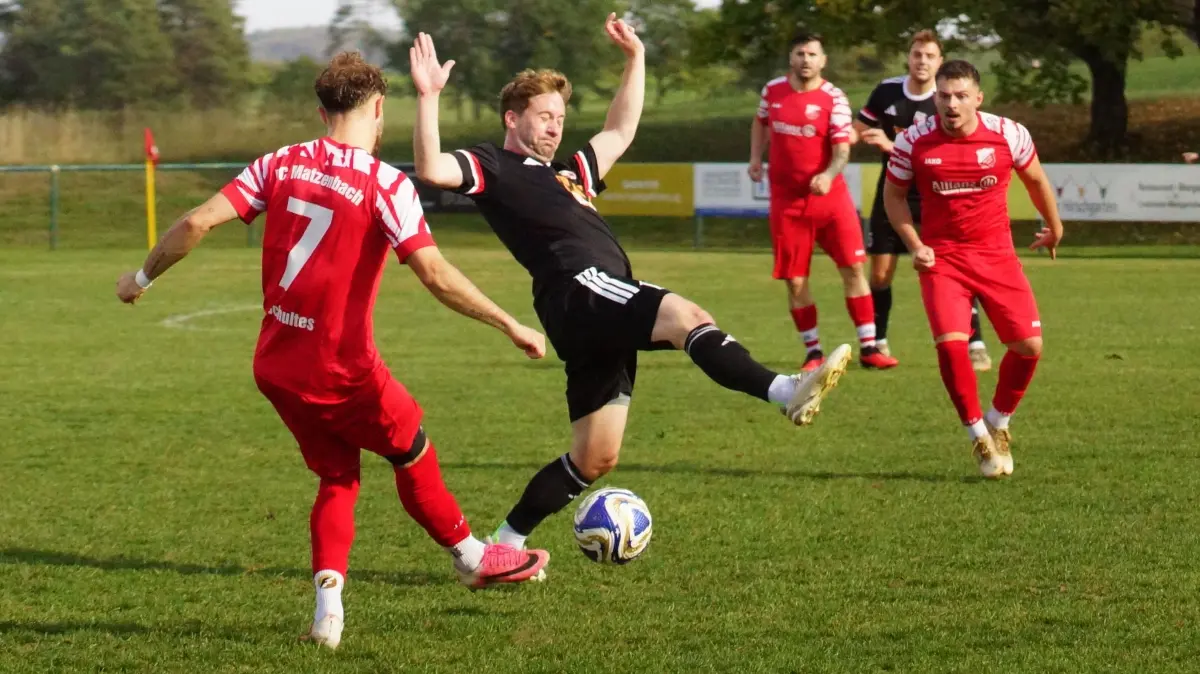 Der FC Matzenbach gewinnt das Topspiel bei der SGM Stimpfach/Honhardt (schwarz) und kann schon mal für die Aufstiegsrunde planen. 