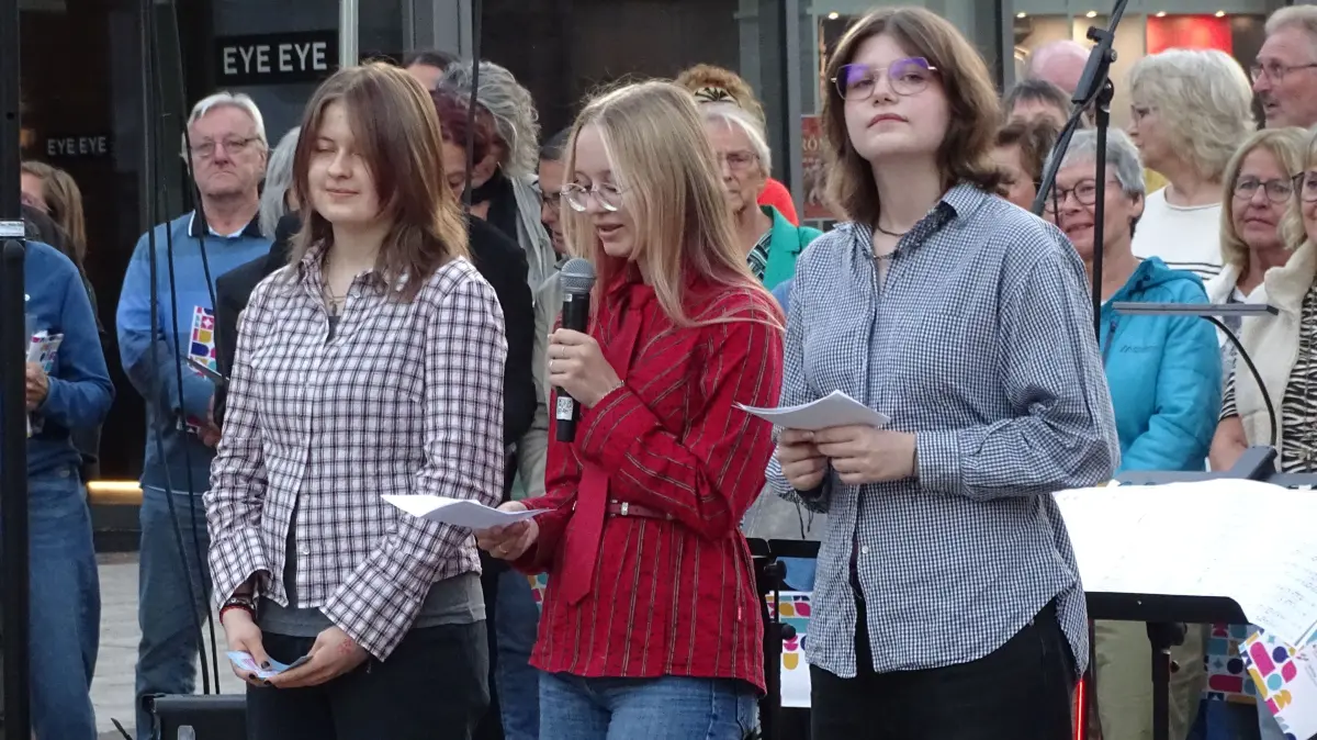 Unverständlich für Maja, Emily und Sylvie vom Balinger Gymnasium: dass man von Menschen, die ebenso deutsch sind wie man selbst, von einer Mauer getrennt wird.