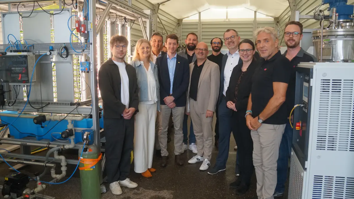 Projektleiterin Ursula Schließmann (Zweite von links) stellte mit ihrem Team die Pilotanlage und das Verfahren zur Gewinnung von Wasserstoff aus Altholz bei der Firma Grohe Technology vor. Rechts vorne Firmeninhaber Oliver Grohe.