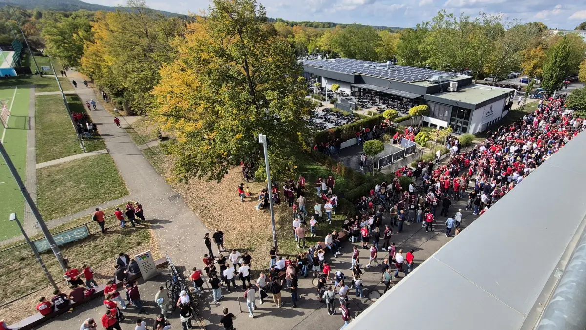 Nachdem der Fanmarsch der Szene E vor dem Stadion ankam, wurde es richtig voll. An der Tageskasse gingen die wenigen, restlichen Tickets für das Derby vollends weg.