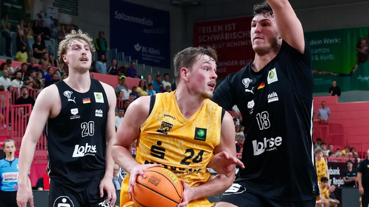 GER, Tigers Tuebingen vs. Nuernberg Falcons, Basketball, ProA, 3. Spieltag, Spielzeit 2026/2027, 04.10.2026: Creighton Bryan William Morisch (Tigers Tuebingen, #24) under Daniel Helterhoff (Nuernberg Falcons, #13),
Links im Bild Nicholas Welp (Nuernberg Falcons, #20),
GER, Tigers Tuebingen vs. Nuernberg Falcons, Basketball, ProA, 3. Spieltag, Spielzeit 2026/2027, 04.10.2026
Foto: Eibner-Pressefoto/Kirsten Jaeger