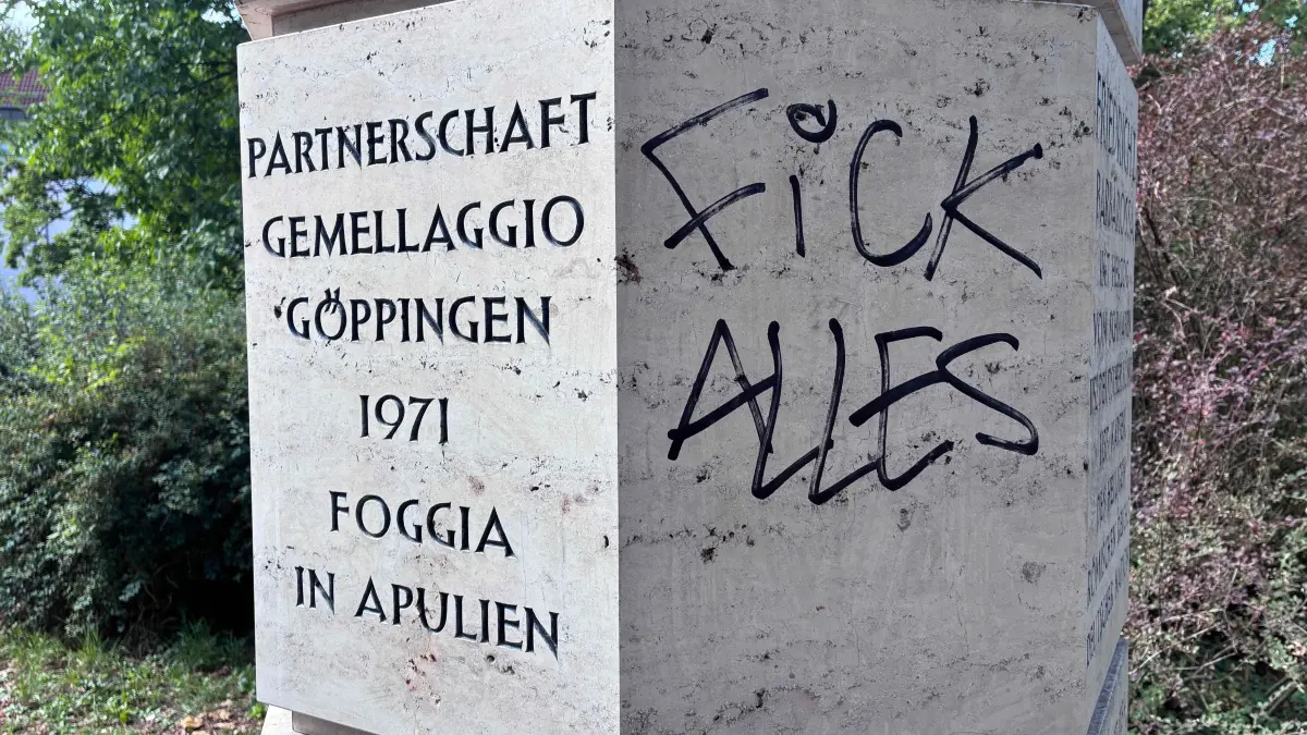 Auf der Stauferstele beim Oberhofenpark werden immer wieder Schmierereien angebracht. In diesem Fall ein besonders obszöner Spruch.