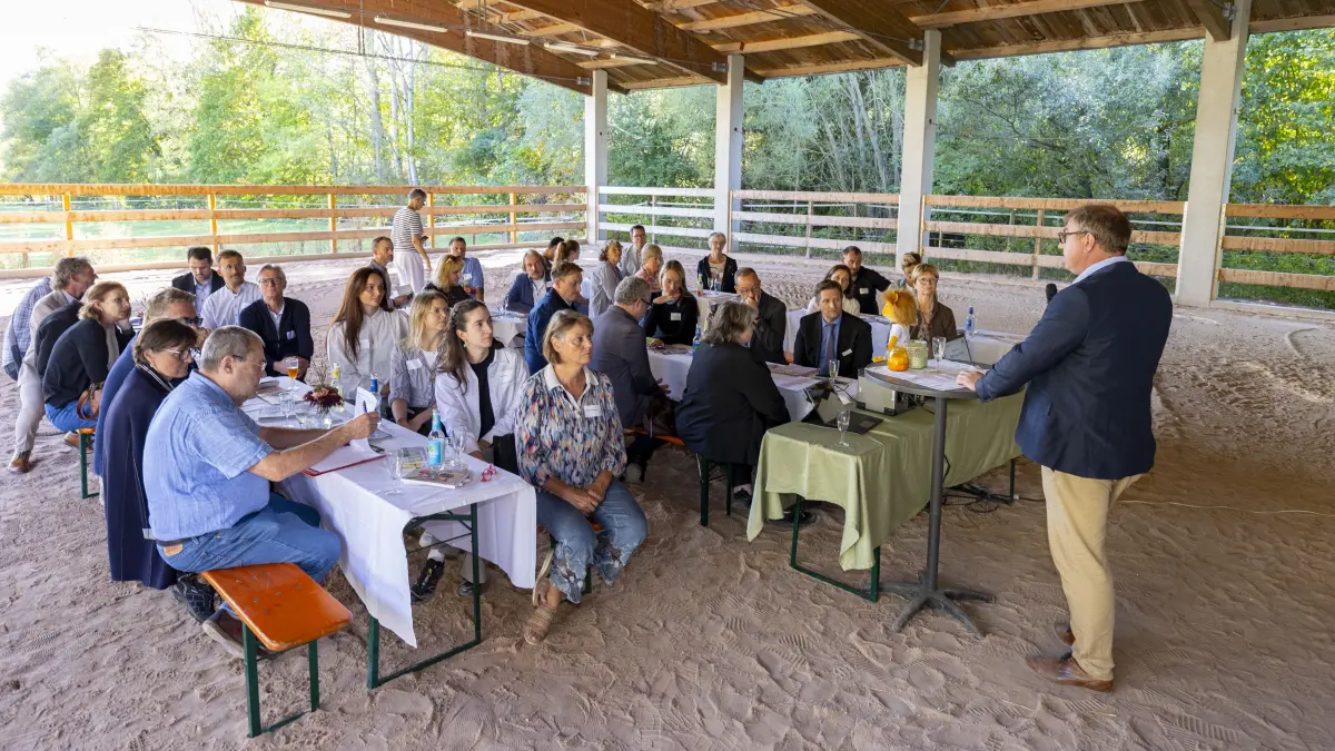 DEHOGA Kreisstelle Göppingen, IHK Bezirkskammer Göppingen, Erlebnisregion Schwäbischer Albtrauf e.V. und Landratsamt Göppingen
Amt für Kreisentwicklung und Kommunales - Netzwerktreffen zum Thema „Tourismus als Wirtschaftsfaktor - gemeinsam mehr erreichen“ auf dem Rohrhof in Unterböhringen - Bürgermeister Matthias Heim