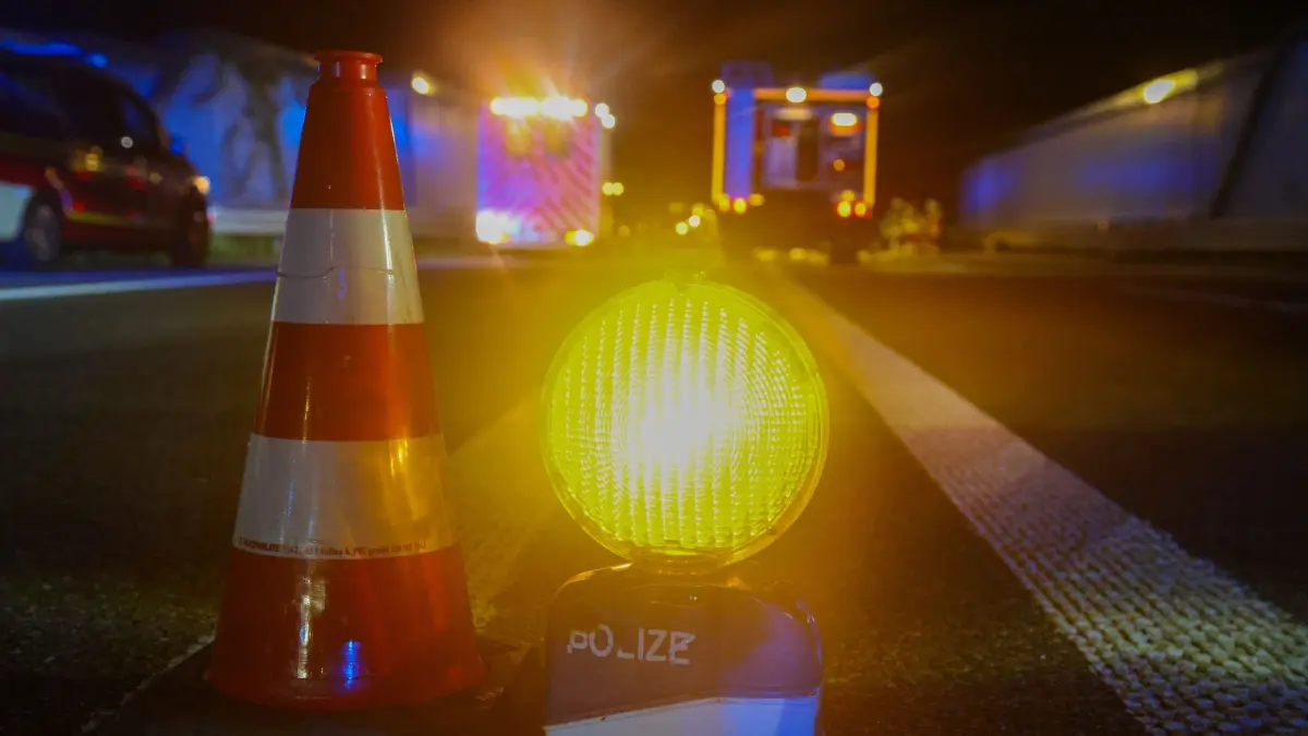 Gegen 19:55 Uhr kam es auf der B10 bei Gingen an der Fils zu einem schweren Verkehrsunfall. Zwei Pkw kollidierten dabei frontal.
