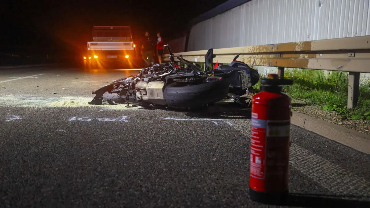 Gegen 19:55 Uhr kam es auf der B10 bei Gingen an der Fils zu einem schweren Verkehrsunfall. Zwei Pkw kollidierten dabei frontal.