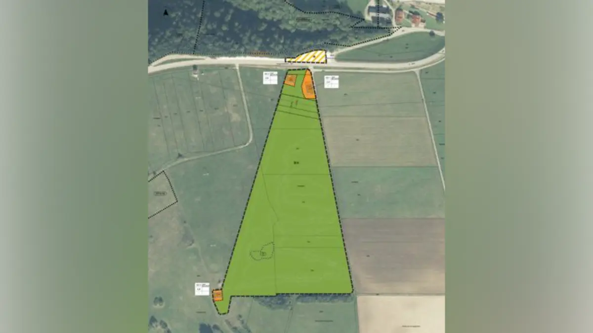 So soll der künftige Bikepark mit drei Abfahrten (weiß gestrichelt),Parkplätzen (gelb schraffiert) sowie Liftanlage und Gastronomie(orange) aussehen. Blau umrandet das eingezäunte Hecken-Biotop. Die schwarz gestrichelte Line zeigt die Erdgasfernleitung, die den Bikeparkim unteren Bereich quert.