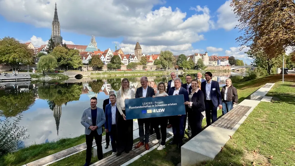 Zahlreiche Redner und Gäste waren zur Abschlussveranstaltung des Programm "Flusslandschaften in Schwaben erleben 2.0" nach Neu-Ulm gekommen.