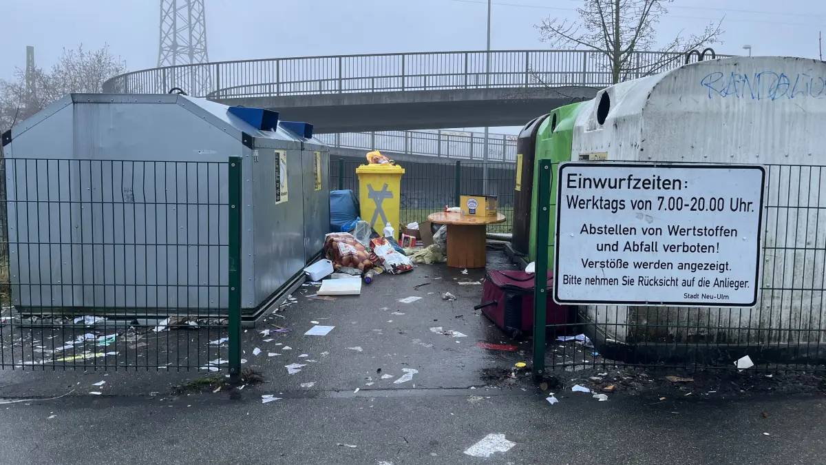 Der Container-Standort an der Bahnlinie in Offenhausen wird immer wieder zugemüllt. Die CSU will das nicht länger hinnehmen.