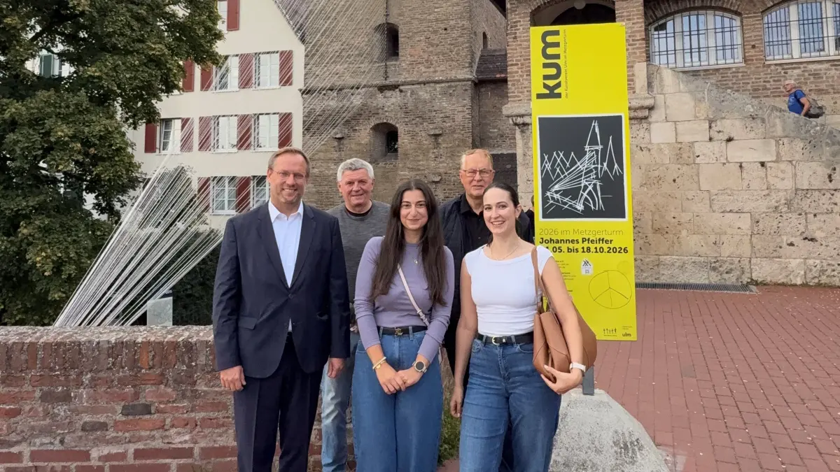 Überraschung am Metzgerturm: (von links) Oberbürgermeister Martin Ansbacher, Martin Rivoir, Berfin Emsiz, Wolfgang Röhr und Elisa Hermann.