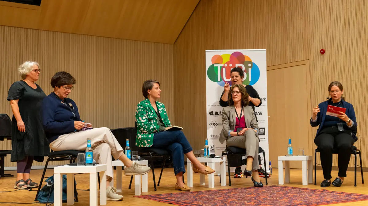 Am Abend dirskutierten (v.l.) Prof. Gabriele Abels, Katharina Luther und Prof. Claire Demesmay zur Zukunft der Demokratie aus amerikanisch-französisch-deutscher Perspektive. Anja Meitner (r.) moderierte die Diskussion, die in deutsche Gebärdensprache übersetzt wurde.