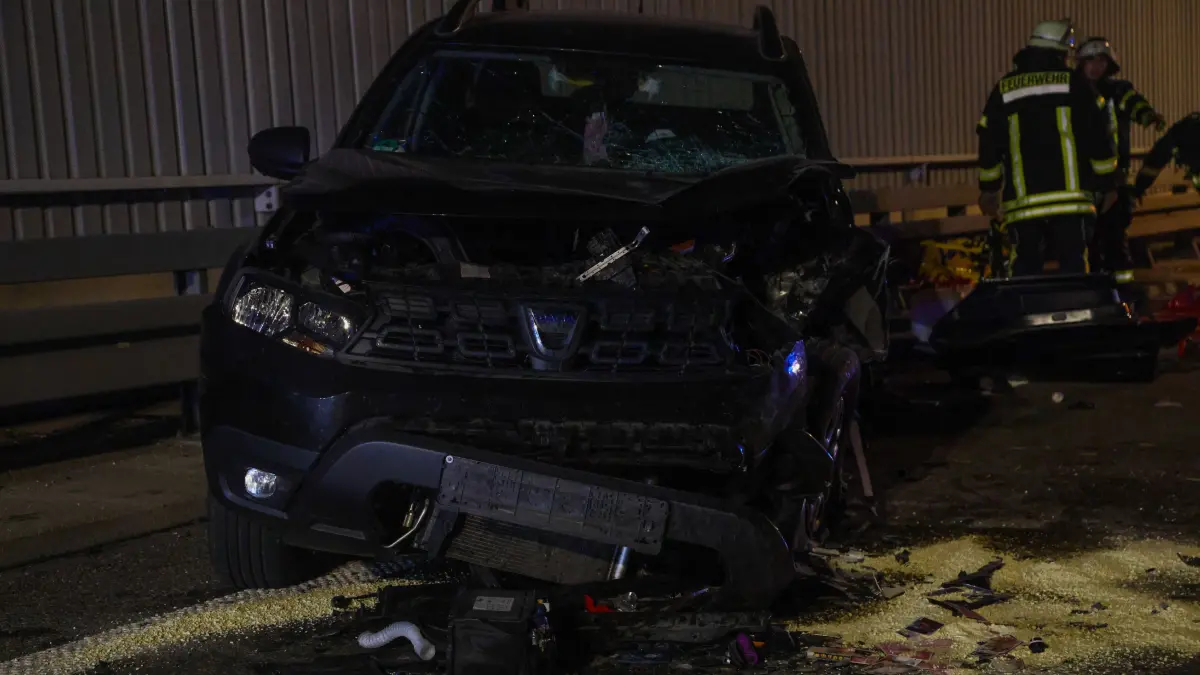 Gegen 19:55 Uhr kam es auf der B10 bei Gingen an der Fils zu einem schweren Verkehrsunfall. Zwei Pkw kollidierten dabei frontal.