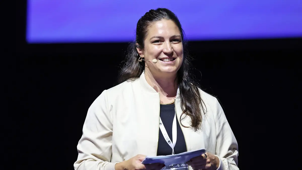 Simone Strobel bei der Begrüßung der Gäste auf dem Innovationskongress 2026