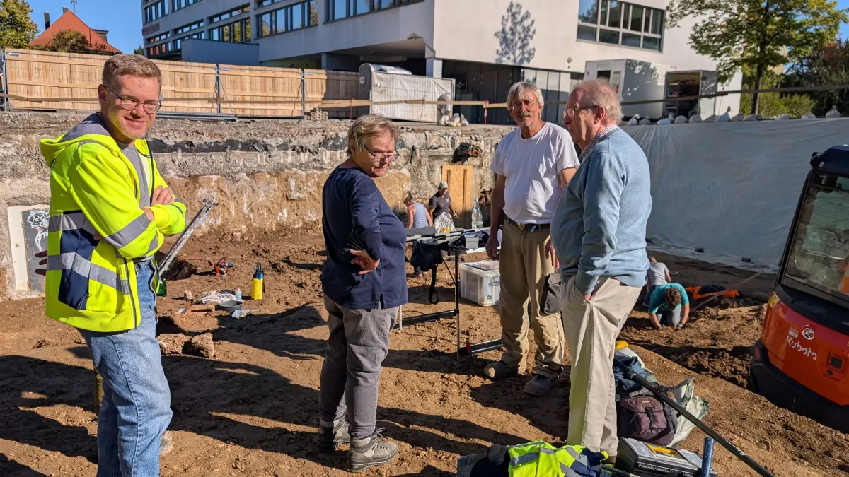 Ausgrabungen Eugen-Bolz-Gymnasium EBG, römische Funde, von links: Ralf Keller (Fodilus), Doris Schmid (Landesdenkmalamt, Fachreferentin Provinzialrömische Archäologie), Andreas Willmy (Archäologe, IKU, Grabungsleitung), Prof. Hartmann Reim (leitete bis zu seinem Ruhestand im Jahr 2006 das Referat für Archäologische Denkmalpflege beim RP)