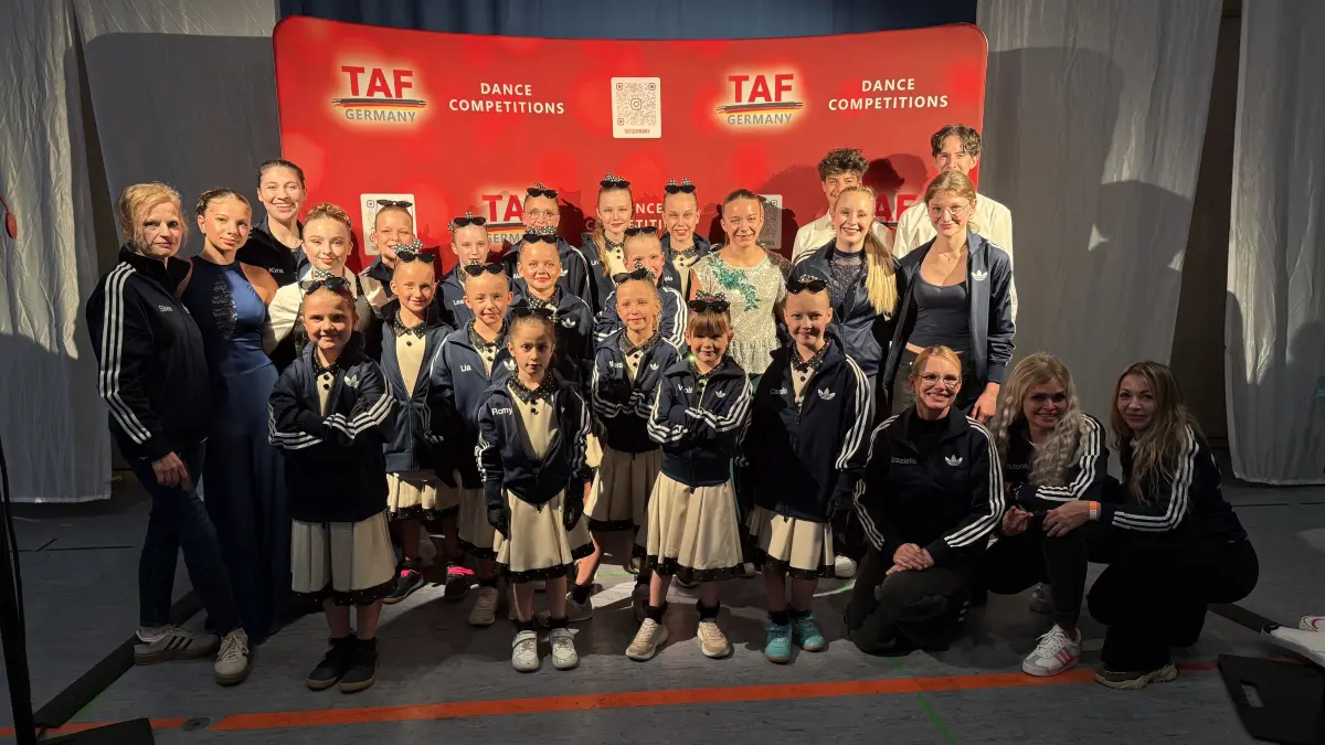 Das Tanzteam von KULTUR33 (Tänzer und Tänzerinnen, Tanzlehrerinnen und die Betreuerinnen)