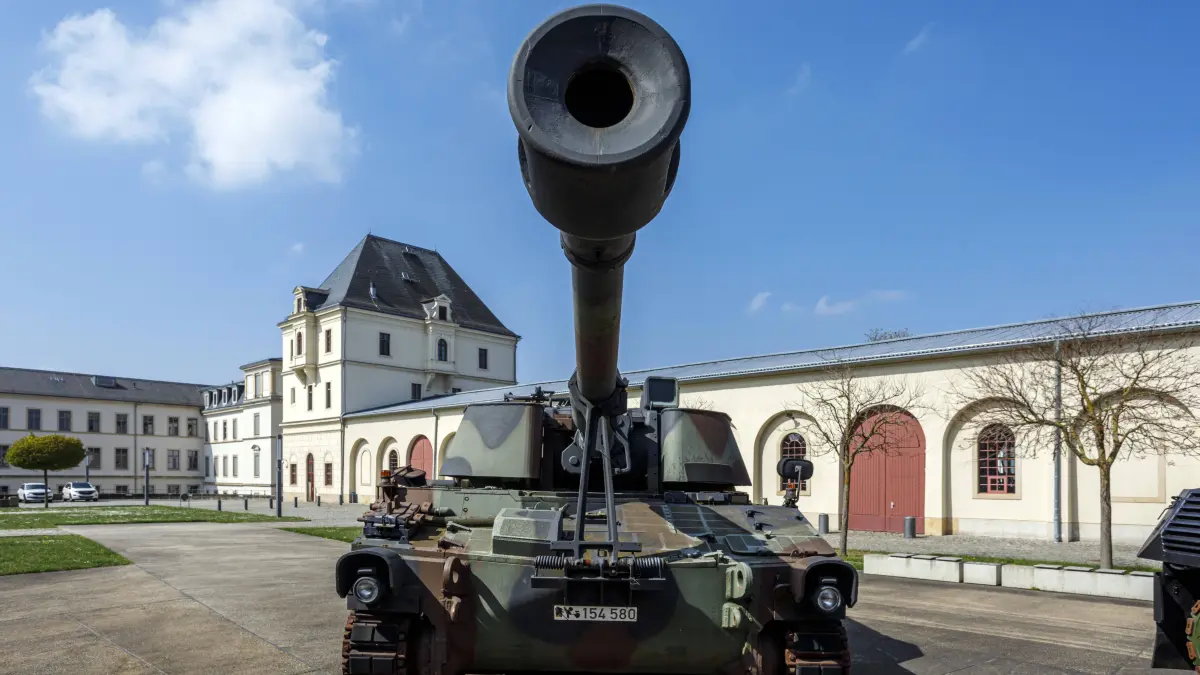 Auf der Panzerhaubitze M109 (hier im Militärhistorisches Museum der Bundeswehr in Dresden) lernte Merz erstmals Disziplin kennen.