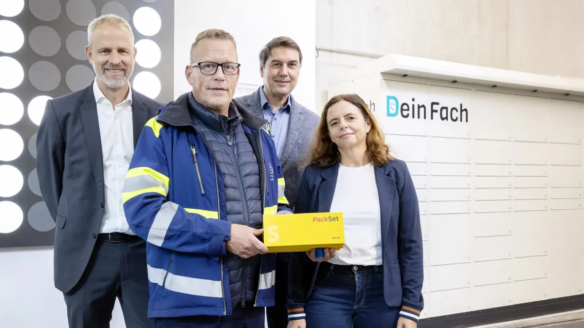 Machen auf das Post-Angebot in der Bahnhofspassage aufmerksam (von links): Baubürgermeister Tim von Winning, PBG-Geschäftsfühbrer Klaus Linder sowie Martin Fichtner und Ritva Naumann-Krüger von "DeinFach".