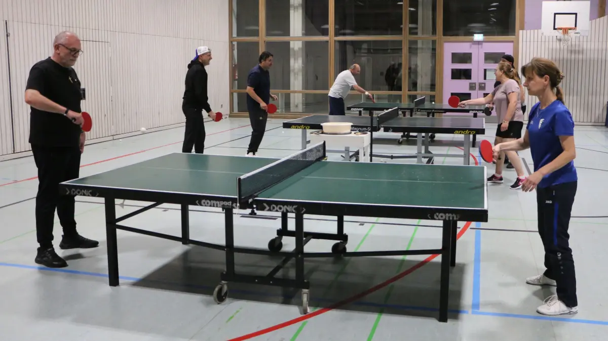 Zur Eröffnung des neuen Ping-Pong-Parkinson“-Stützpunkts in Satteldorf waren alle Platten belegt.