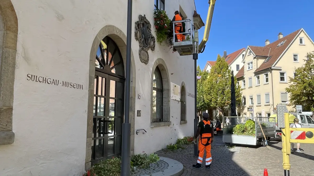 Die Technischen Betriebe Rottenburg entsorgen den sommerlichen Blumenschmuck an der Zehntscheuer
