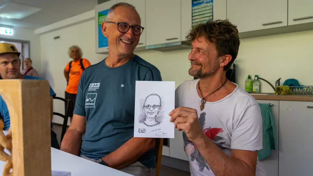 Kletter-Comiczeichner Erbse zeichnete die Besucher - in etwa zehn Minuten pro Bild.