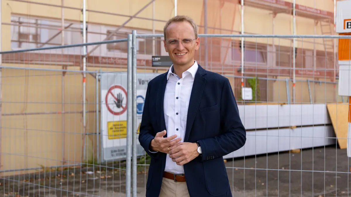 Tobias Huber an der Baustelle der Realschule Ehingen. Weitere Klassenräume werden angebaut.