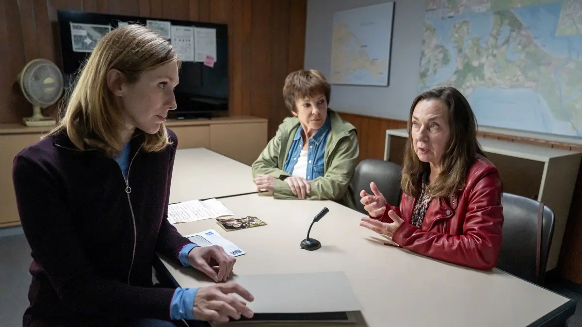 Ellen Norgaard (Rikky Lylloff) befragt Anja Wieszewskis (Steffi Kühnert). Karin Lossow (Katrin Sass) passt auf, dass Anja nicht erneut Opfer falscher Verdächtigungen wird.