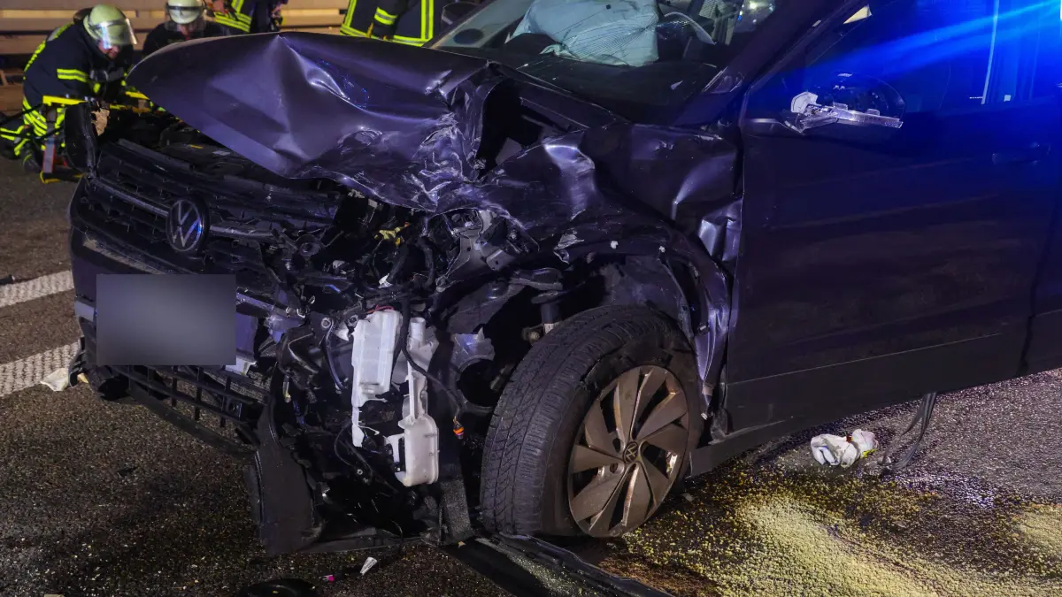 Gegen 19:55 Uhr kam es auf der B10 bei Gingen an der Fils zu einem schweren Verkehrsunfall. Zwei Pkw kollidierten dabei frontal.