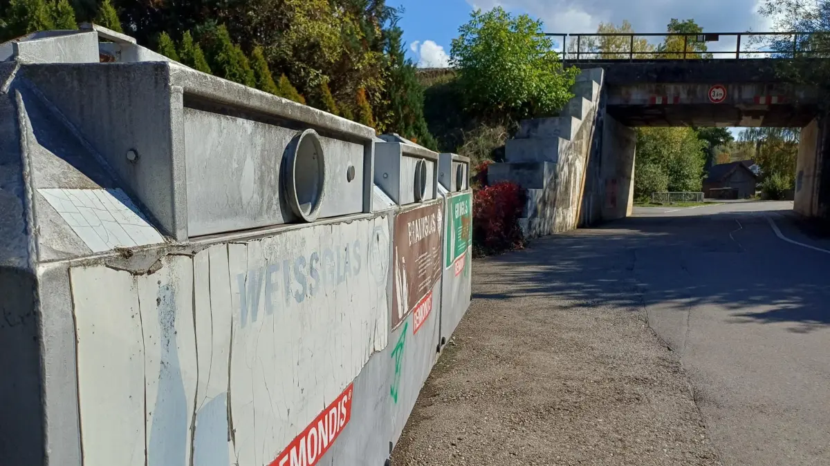Altglascontainer vor der Unterführung: Nicht selten wird hier Müll achtlos weggeschmissen.