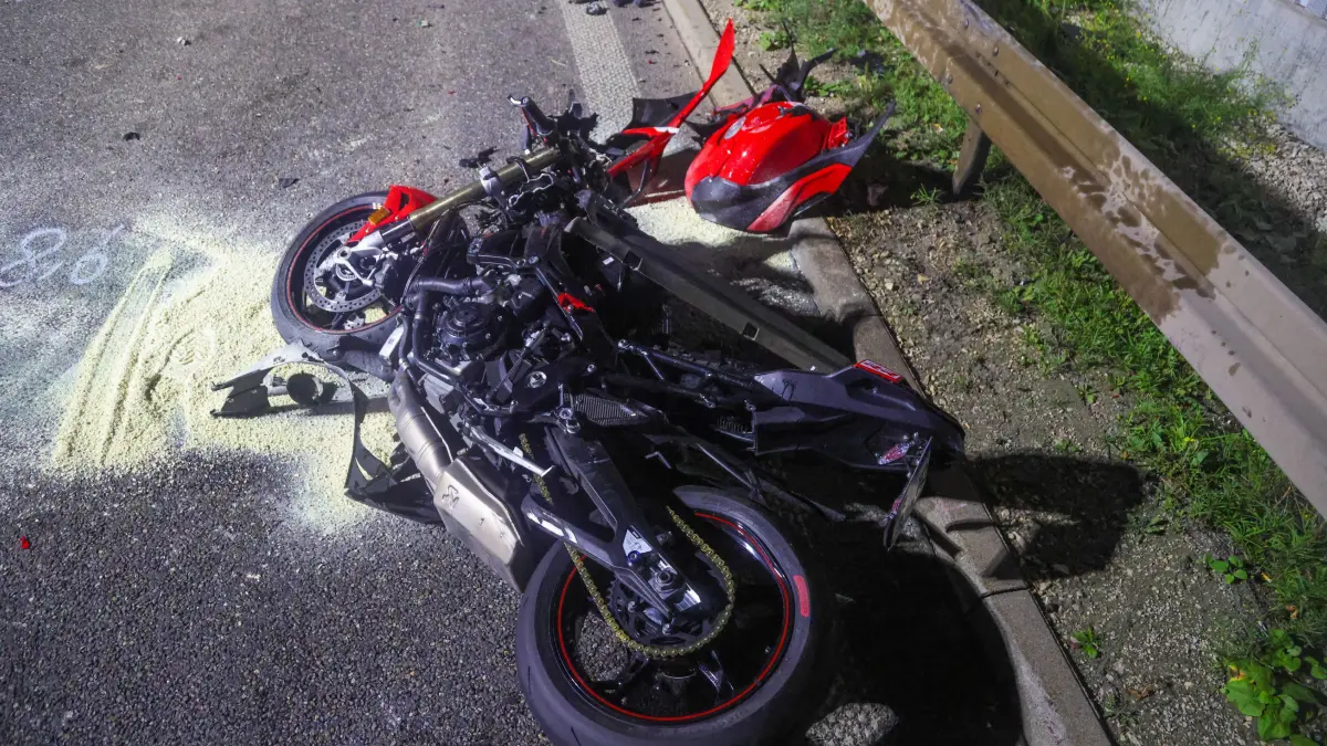 Gegen 19:55 Uhr kam es auf der B10 bei Gingen an der Fils zu einem schweren Verkehrsunfall. Zwei Pkw kollidierten dabei frontal.