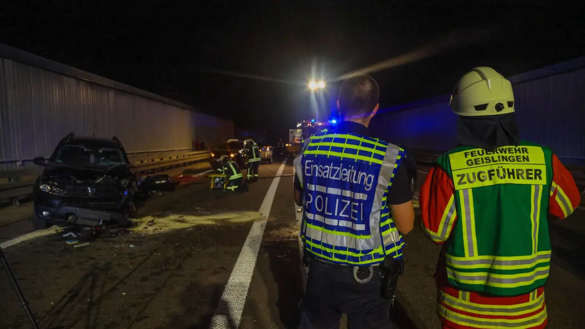 Gegen 19:55 Uhr kam es auf der B10 bei Gingen an der Fils zu einem schweren Verkehrsunfall. Zwei Pkw kollidierten dabei frontal.