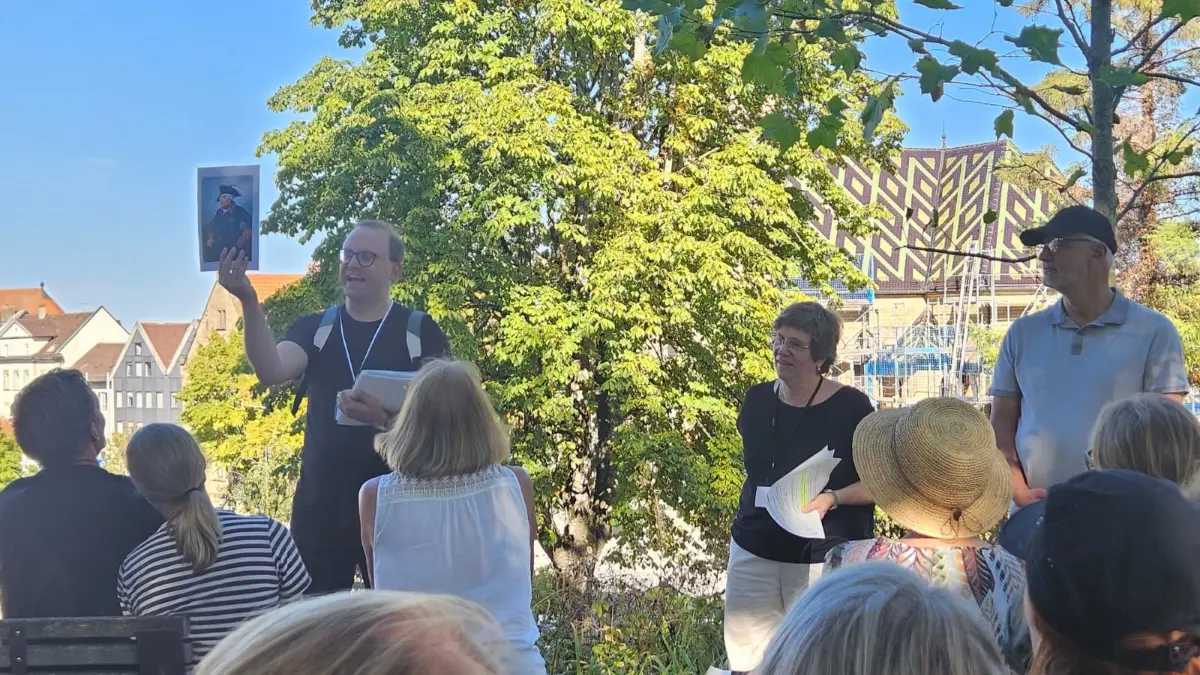 Die preußische Vergangenheit Hechingens war Thema der Stadtführung mit Joachim Schulz (links, stehend) und Anja Huber (rechts).