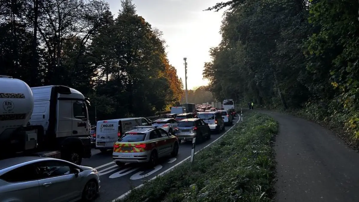 Die Busspur ist nur für Busse da. In der Stuttgarter Straße blockieren Autos sie aber regelmäßig zu Stoßzeiten. Kontrollen sollen Abhilfe schaffen.