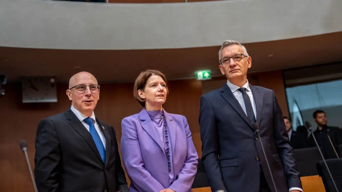 Martin Jäger (re. n- li.), Präsident des Bundesnachrichtendienstes BND, Martina Rosenberg, Präsidentin des Millitärischen Abschirmdienstes MAD, und Sinan Selen, Präsident des Bundesamtes für Verfassungsschutz BfV, stehen vor der öffentlichen Anhörung des Parlamentarischen Kontrollgremiums PKGr, dem Gremium für die Kontrolle der Arbeit der Geheimdienste im Deutscher Bundestag, nebeneinander.