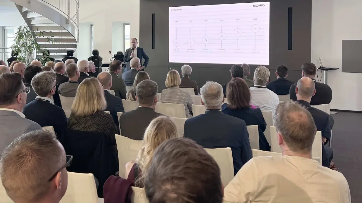 Beim dritten Haller Wirtschaftstag gab Dr. Mark Hiller, CEO von Recaro, Einblicke in die Erweiterungspläne des Flugzeugsitzherstellers.