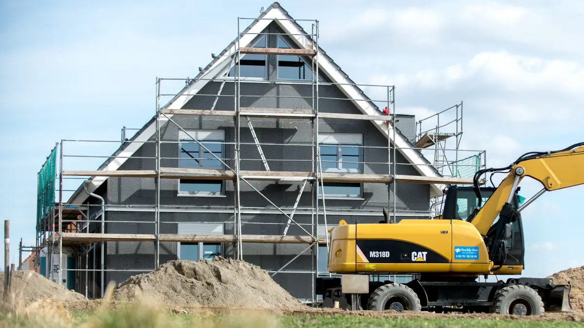 ARCHIV - «Lage, Lage, Lage»: Auch wenn der Satz in der Immobilienwelt quasi Kultstatus hat - manchmal kann es zugunsten niedrigerer Kosten sinnvoll sein, hier ein paar Abstriche hinzunehmen. (zu dpa: «Nicht an falschen Stellen: Beim Hausbau richtig sparen») Foto: Hauke-Christian Dittrich/dpa/dpa-tmn - Honorarfrei nur für Bezieher des dpa-Themendienstes +++ dpa-Themendienst +++