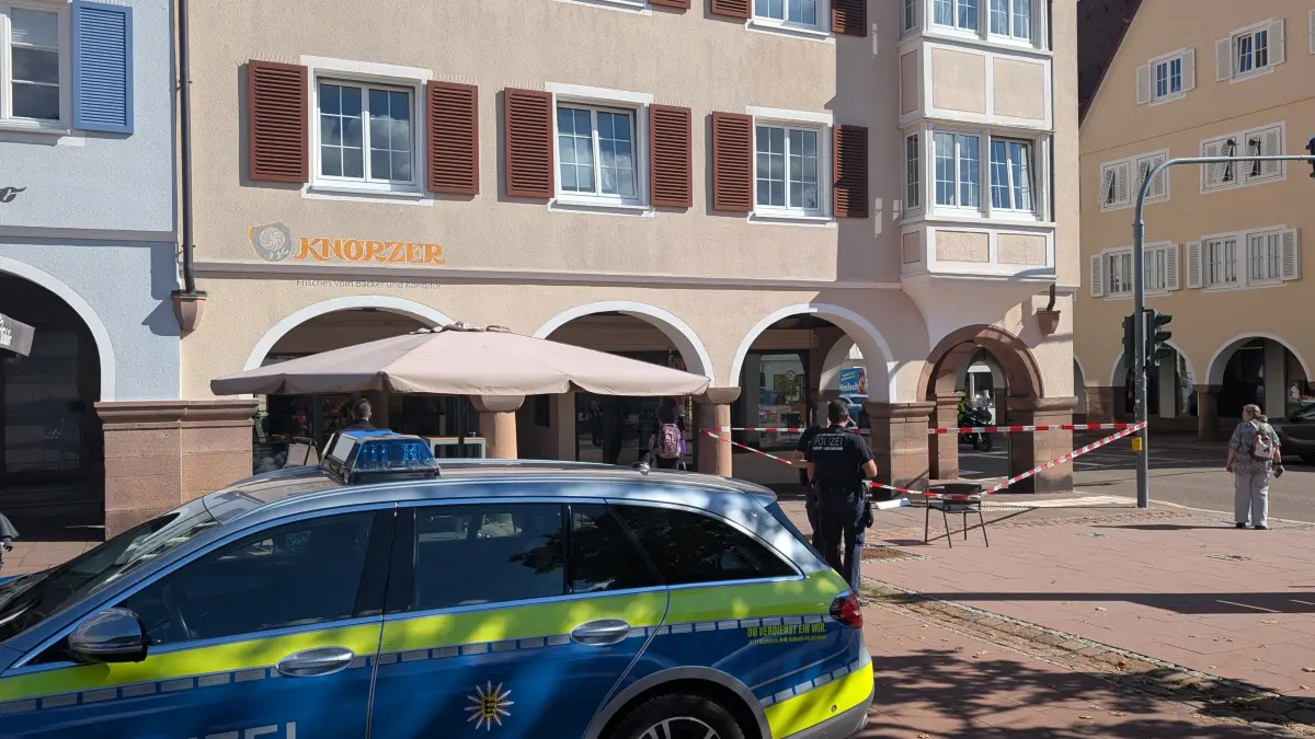 Die Polizei sperrt einen Bereich auf dem Freudenstädter Marktplatz ab.
