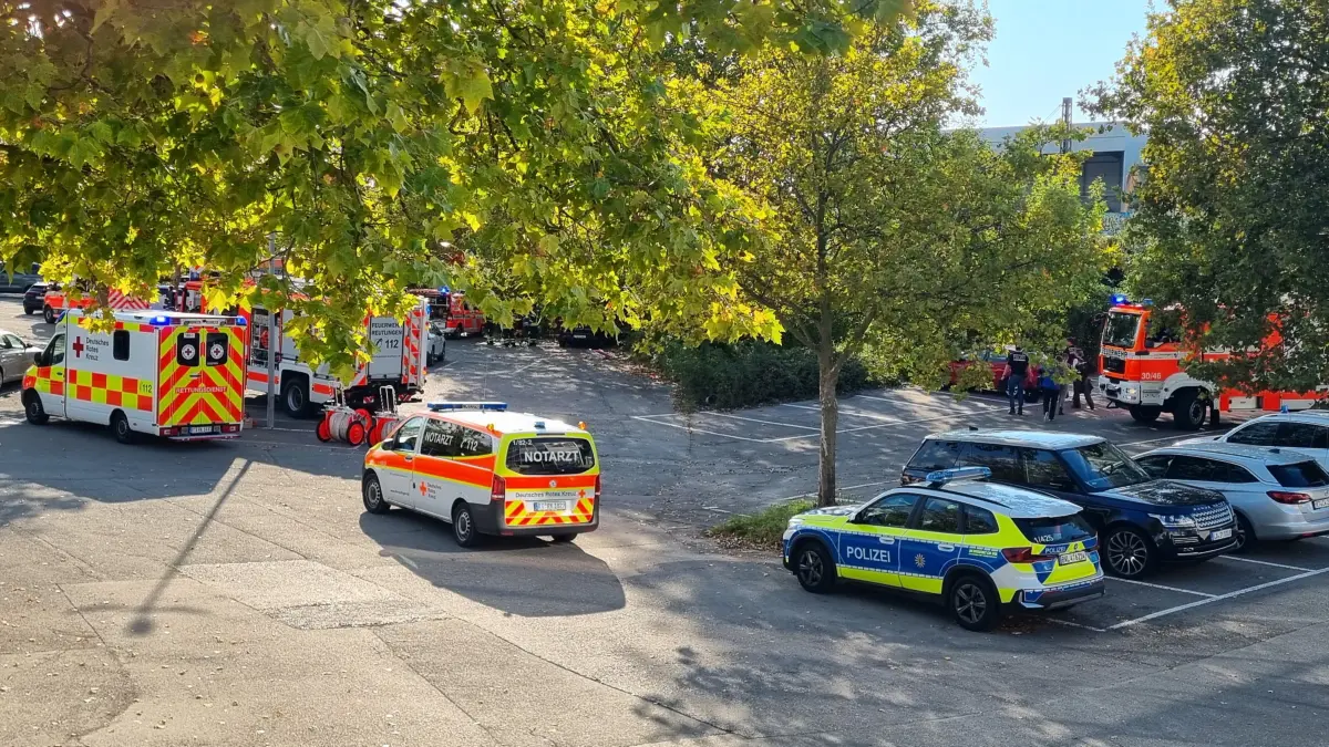 Am Hauptbahnhof Reutlingen läuft ein größerer Einsatz. Eine Person kam im Bereich der Gleise ums Leben.