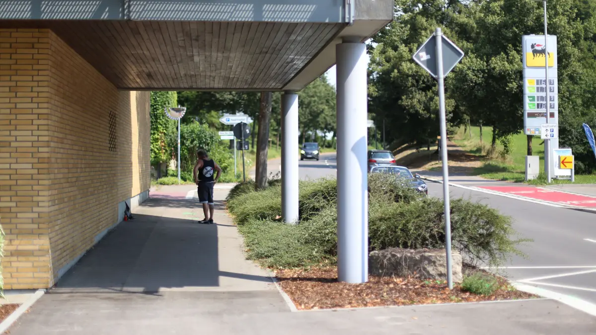 Tödlicher Motorradunfall Crailsheim Blaufelder Straße am 19. Juli 2024 Ein Motorradfahrer gedenkt dem 22-Jährigen an der Unfallstelle