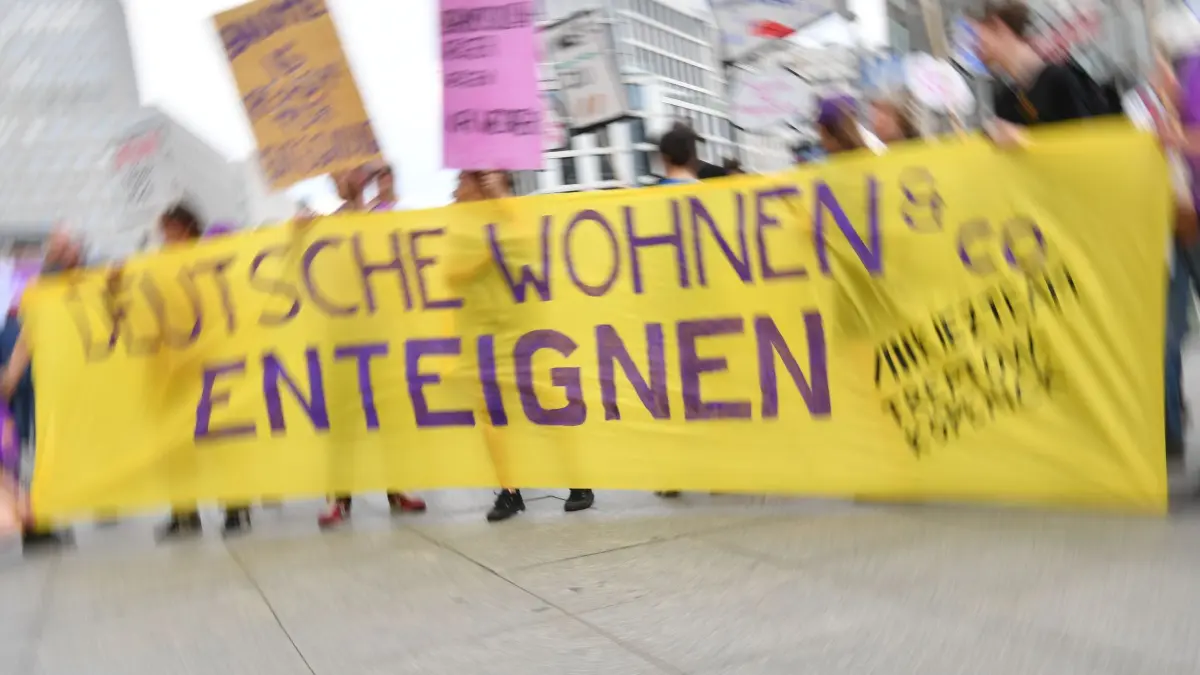 Demonstration in Berlin gegen hohe Mieten: "Deutsche Wohnen & Co. enteignen" steht auf einem Plakat während einer Demonstration gegen hohe Mieten. (zu dpa: «DIW: Vergesellschaftung löst Wohnungsproblem nicht»)