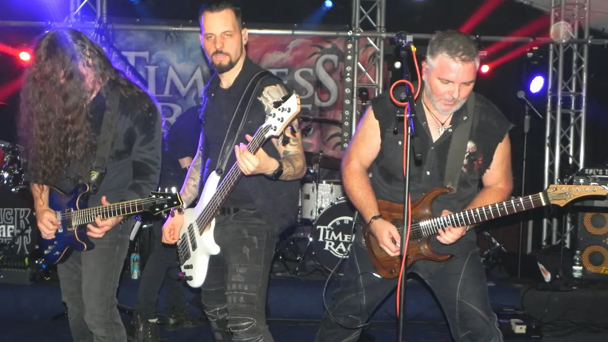Von Old-School-Rock bis Harmonika im Festzelt: In Weildorf wurde drei Tage lang gefeiert, gerockt und mitgesungen, hier „Timeless Rage“.